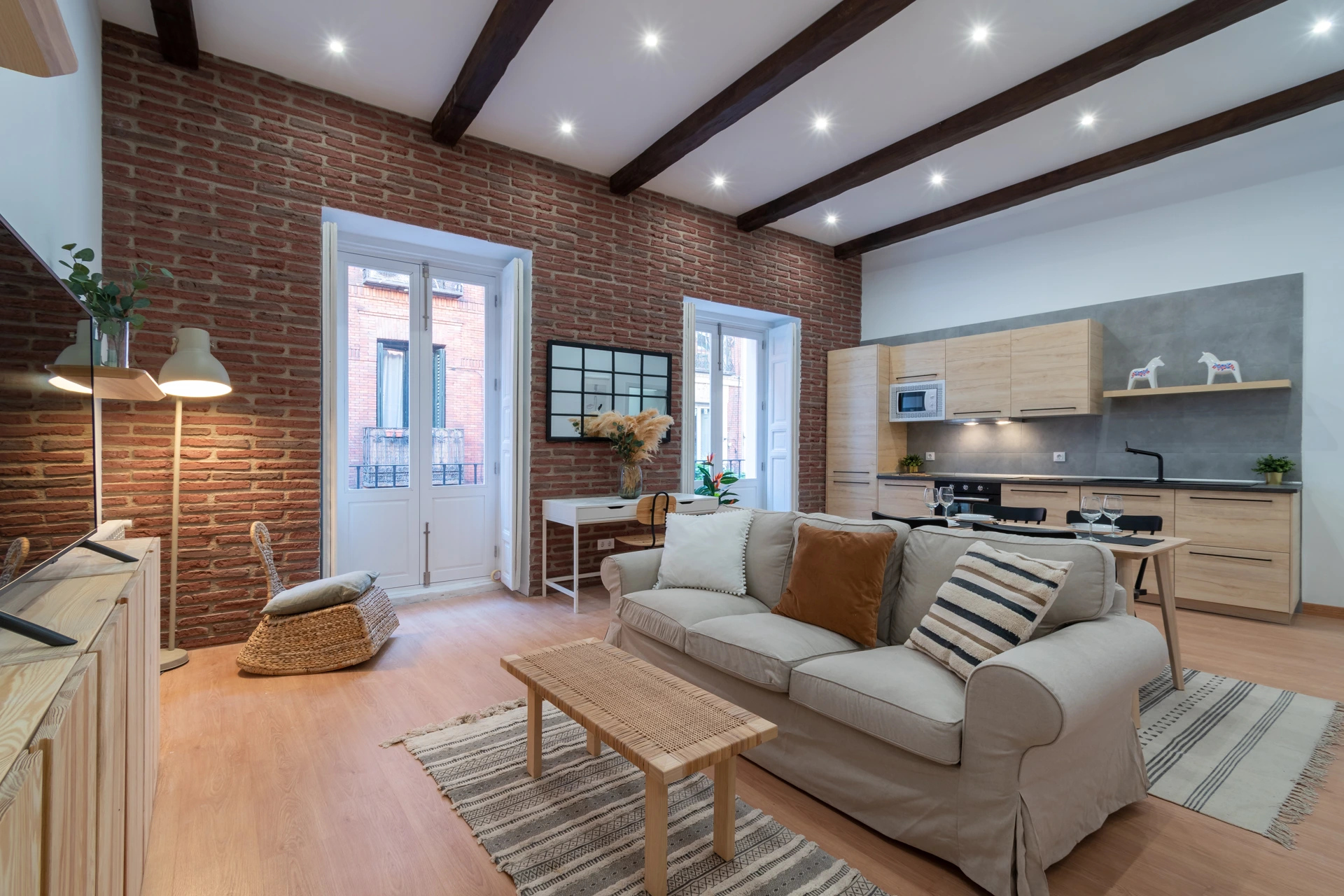 Salón cálido iluminado con sofá